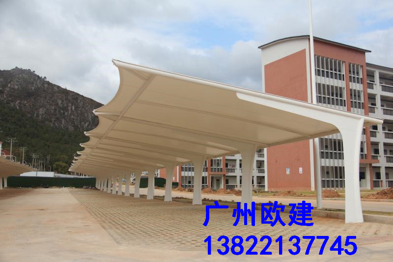 具有底置防浸水裝置的車庫用電動升降門