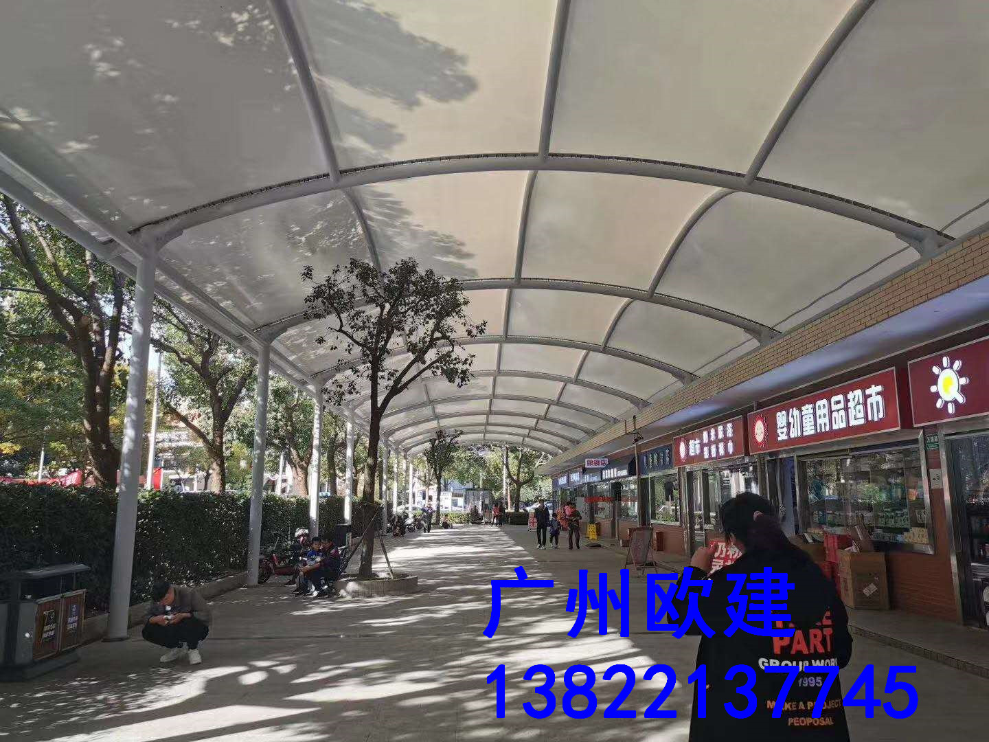 具有高位翻轉式升降機構的電動車庫門
