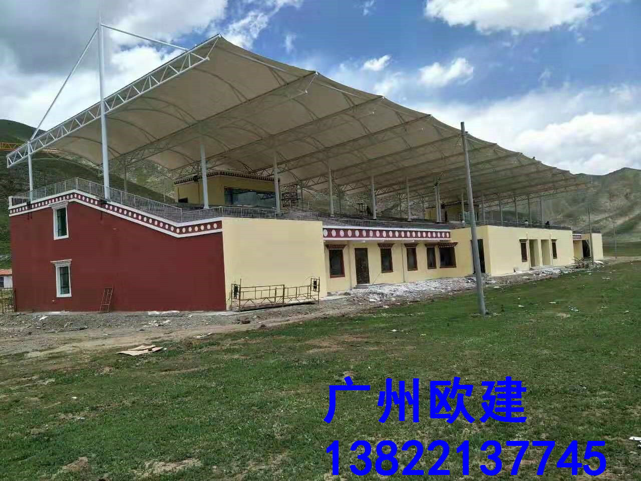 具有內(nèi)置翻轉式照明裝置車庫電動升降門