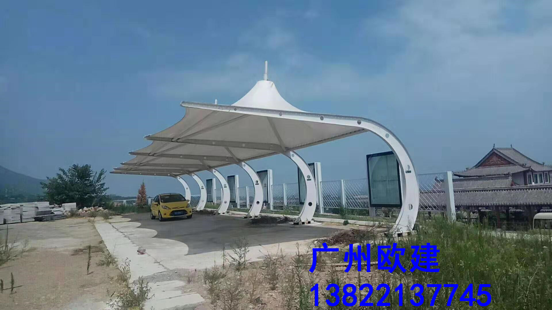 具有伸縮翻轉板的電動車庫門